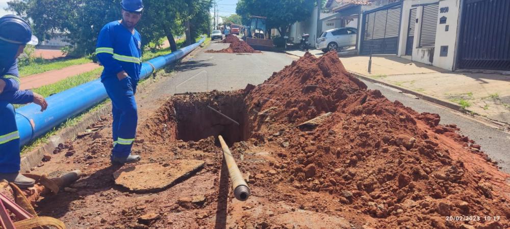 Sabesp executa obras nas redes de esgoto e abastecimento de gua no setor norte de Botucatu