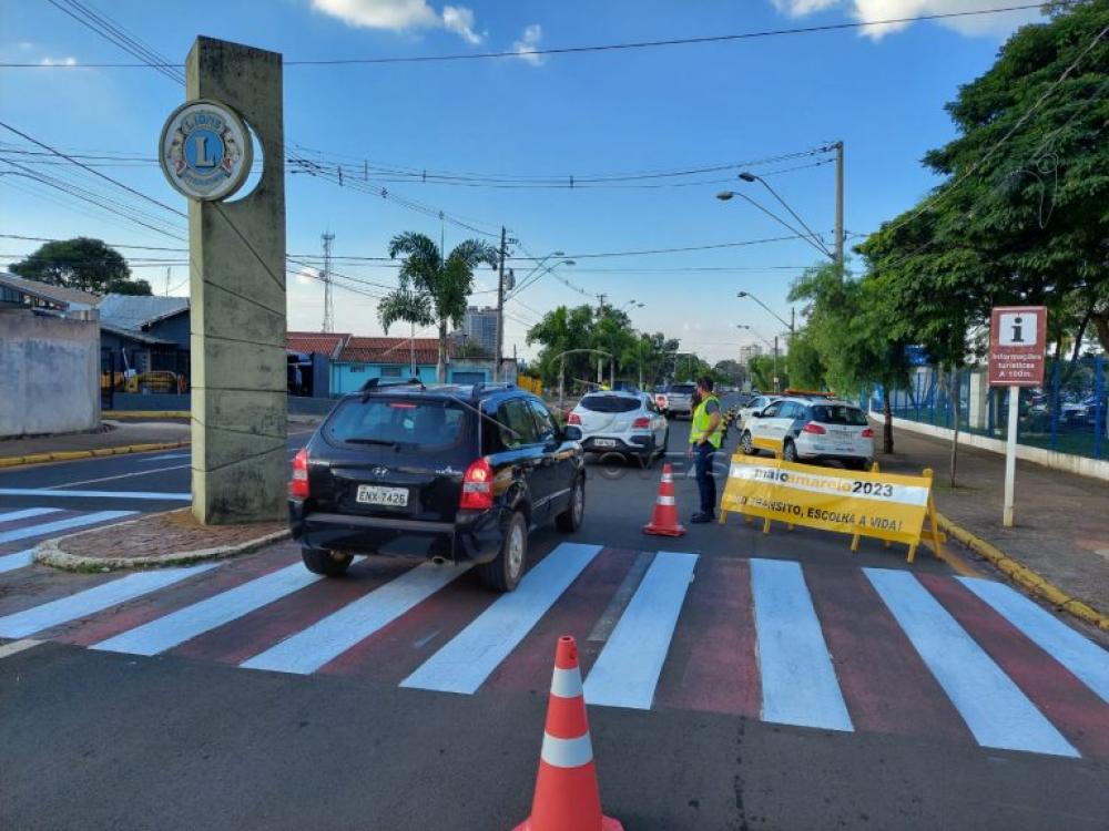 Prefeitura de Botucatu realiza bloqueio educativo para celebrar incio do Maio Amarelo