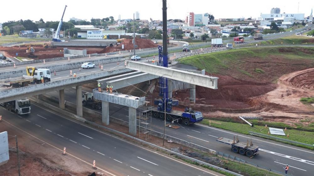 Vigas para viadutos so posicionadas entre as rodovias Castelinho e Rondon em Botucatu